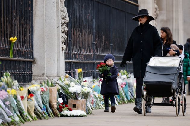 Certains se sont cependant rendus au château de Windsor ou au palais de Buckingham pour y déposer des fleurs en hommage au prince Philipp le 10 avril 2021