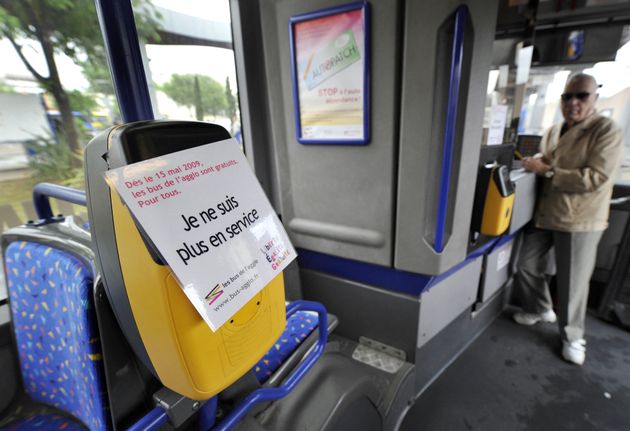 Un usager monte dans un autobus à Aubagne (Bouches-du-Rhône), le 15 mai 2009 lors de la première journée de gratuité du réseau de bus de la ville