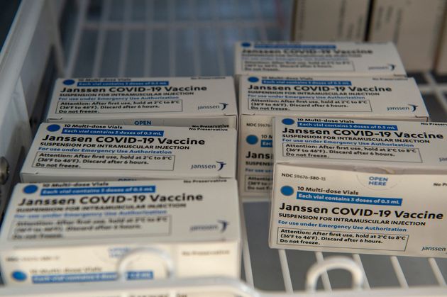 Le vaccin Johnson & Johnson (ici, des doses du vaccin stockées dans un réfrigérateur aux États-Unis le 4 mars 2021) sera disponible en France ce lundi   