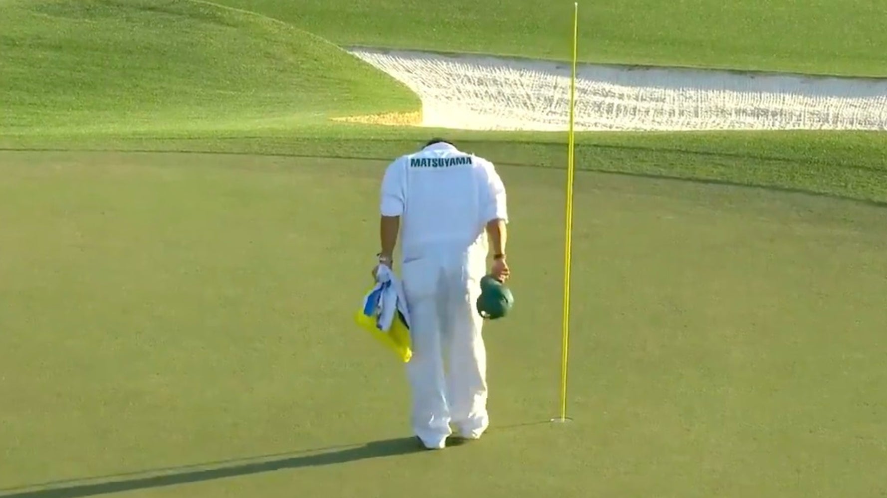 松山英樹選手 キャディの行動でも世界に感動広がる 帽子を脱ぎ 一礼を ハフポスト 松山英樹選手 キャディの行動でも世界に感動広がる 帽子を脱ぎ 一礼を ハフポスト