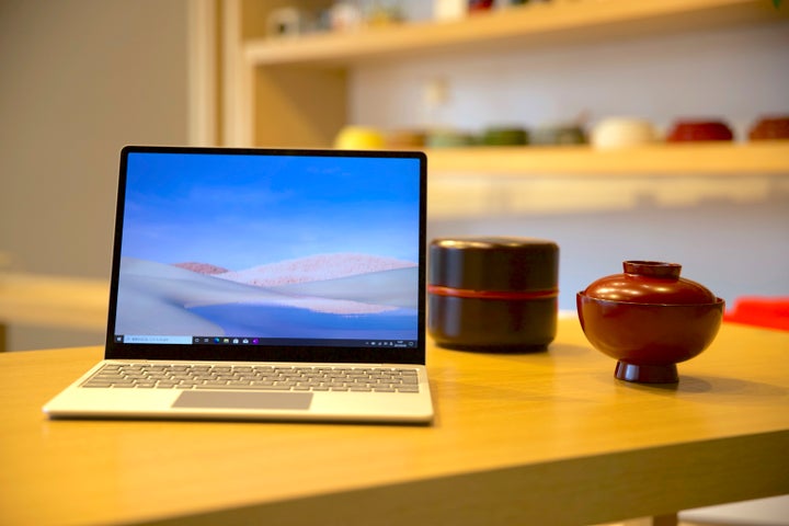 「Surface Laptop Go」（プラチナ）