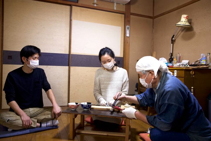 柴田道雄さん（写真右）から塗りを学ぶ矢島さん。写真左が柴田明さん。