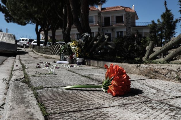 Λουλούδια στον τόπο της δολοφονίας του Γιώργου Καραϊβάζ.