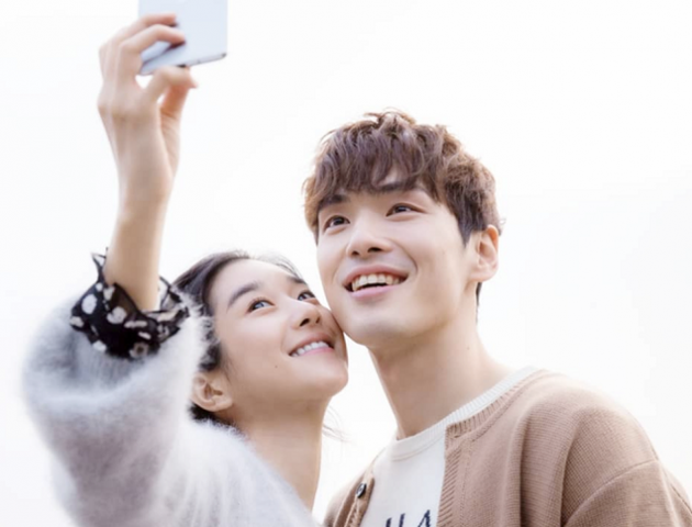 서예지와 김정현은 지난 2018년 3월 개봉한 가상현실(VR) 영화 '기억을 만나다-첫사랑'에서 호흡을 맞춘 바