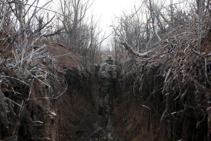 Ουκρανός στρατιώτης σε χαρακώματα κοντά στην πόλη Ζολοτε στην περιοχή του Λουγκάνσκ (9 Απριλίου)