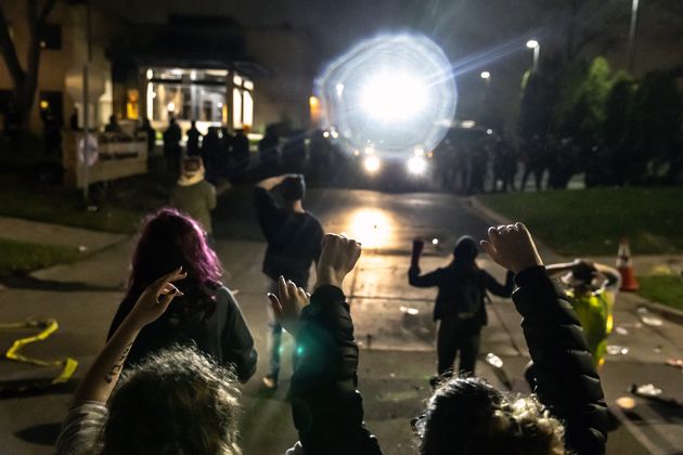 Des protestants manifestent dans un quartier de Minneapolis après la mort d’un jeune homme noir à la suite d’une fusillade impliquant la police à Brookling Center