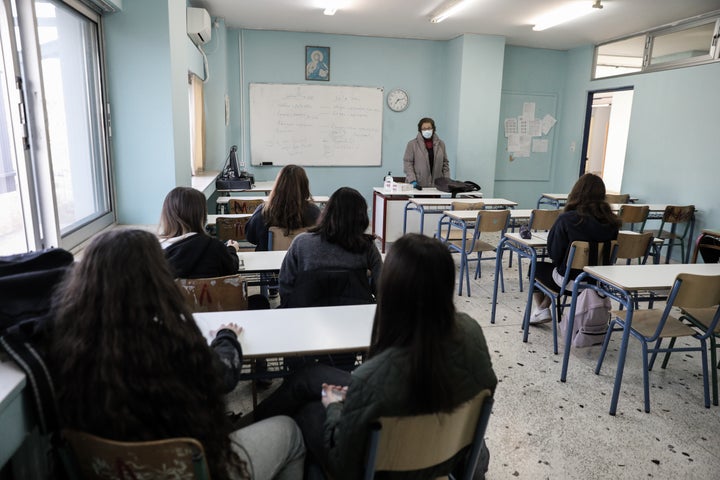 Στιγμιότυπο από το 2ο Λύκειο Γλυφάδας, την Δευτέρα 12 Απριλίου 2021. Στις τάξεις τους επέστρεψαν και πάλι οι μαθητές/τριες όλων των γενικών και επαγγελματικών Λυκείων της χώρας.