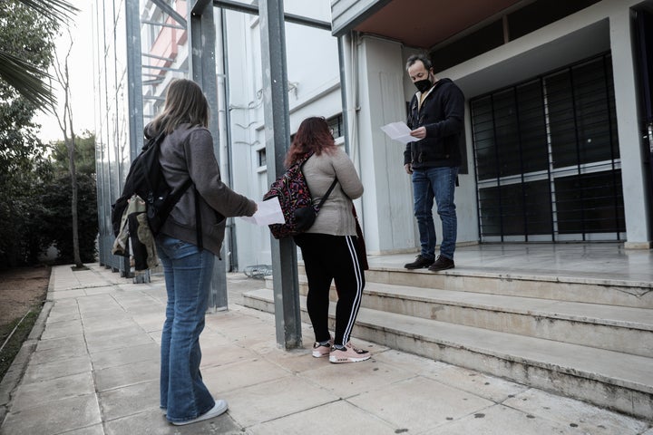 Στιγμιότυπο από το 2ο Λύκειο Γλυφάδας, την Δευτέρα 12 Απριλίου 2021. Στις τάξεις τους επέστρεψαν και πάλι οι μαθητές/τριες όλων των γενικών και επαγγελματικών Λυκείων της χώρας.