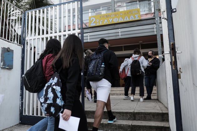 Στιγμιότυπο από το 2ο Λύκειο Γλυφάδας, την Δευτέρα 12 Απριλίου 2021. Στις τάξεις τους επέστρεψαν και πάλι οι μαθητές/τριες όλων των γενικών και επαγγελματικών Λυκείων της χώρας.