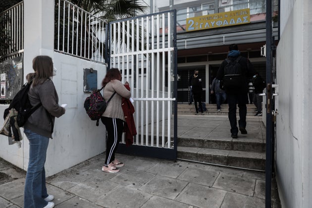 Στιγμιότυπο από το 2ο Λύκειο Γλυφάδας, την Δευτέρα 12 Απριλίου 2021. Στις τάξεις τους επέστρεψαν και πάλι οι μαθητές/τριες όλων των γενικών και επαγγελματικών Λυκείων της χώρας.