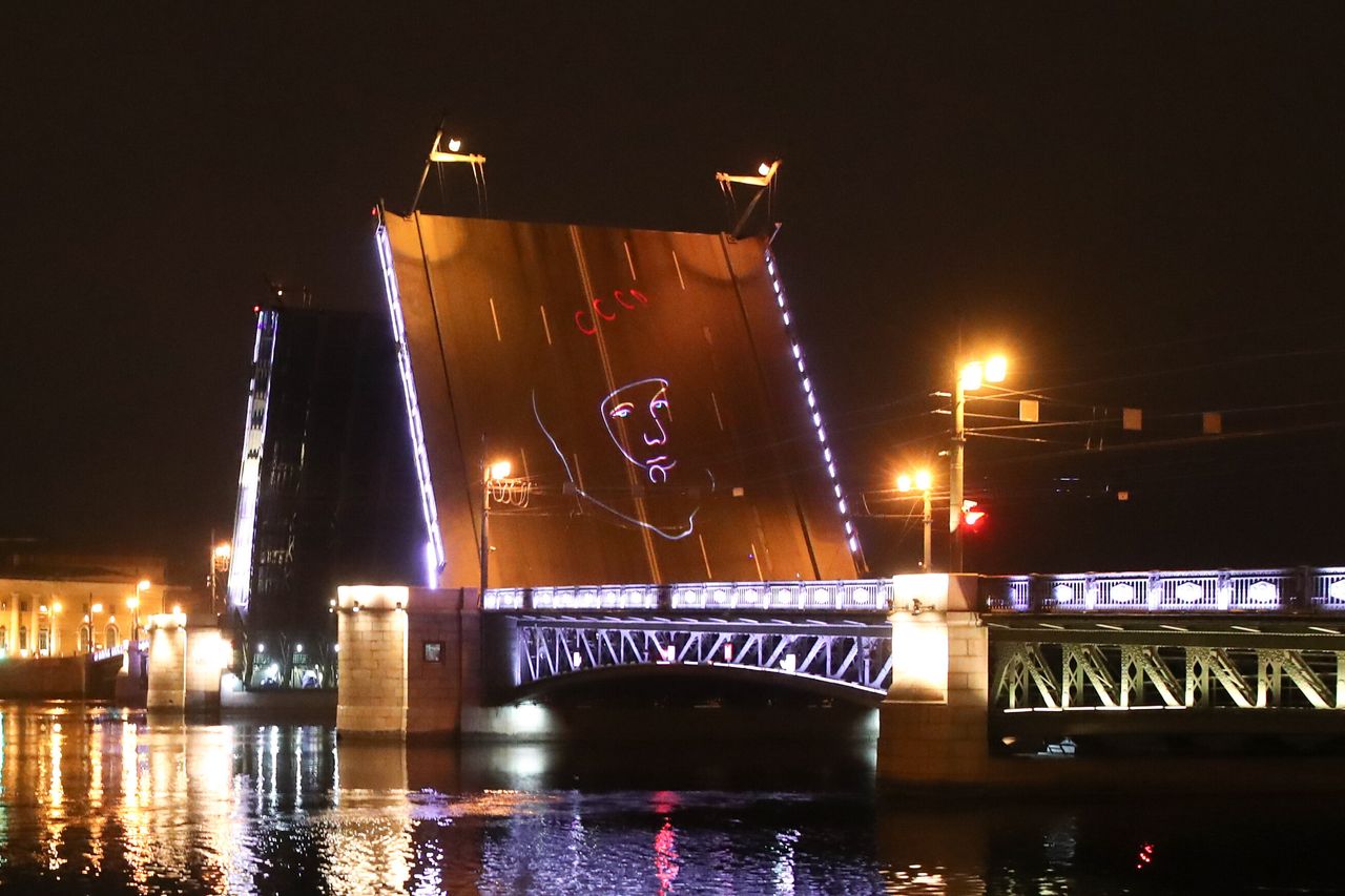 Προβολή του Γιούρι Γκαγκάριν στην Γέφυρα Ντβορτσόβ στη Αγ.Πετρούπολη