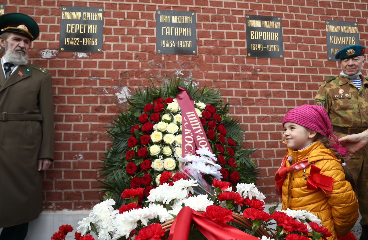 Μικροί και μεγάλοι αφήνουν λουλούδια στον τάφο του σοβιετικού κοσμοναύτη στην Νεκρόπολη στα κόκκινα Τείχη του Κρεμλίνου