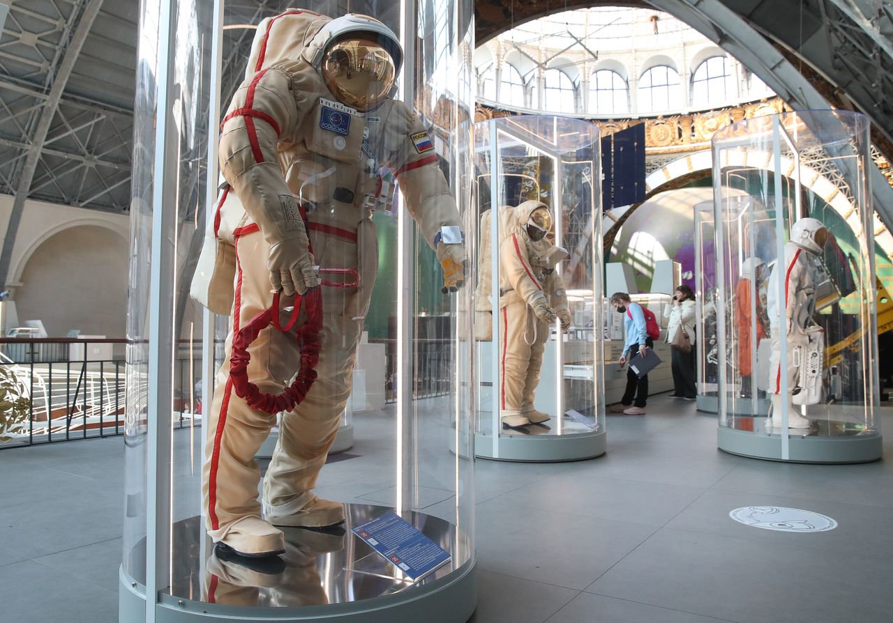 Στολές αστροναυτών στο Κέντρο Κοσμοναυτών και αεροπλοΐας στη Μόσχα με πολλούς να προσέρχονται ανήμερα της επετείου