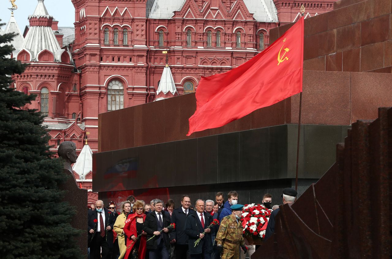 Ο Ζουγκάνοφ, ηγέτης του Ρωσικού Ομοσπονδιακού Κομουνιστικού Κόμματος της κατευθύνεται προς τον τάφο του Γκαγκάριν