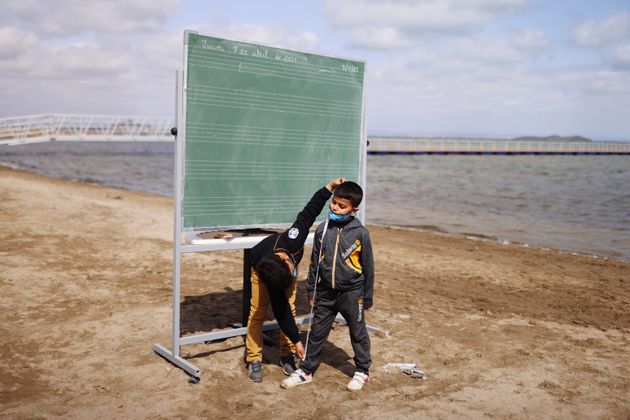 Μαθητές μεταφέρουν τις τάξεις τους στην παραλία