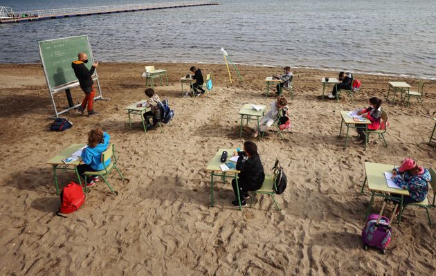Μαθητές μεταφέρουν τις τάξεις τους στην παραλία