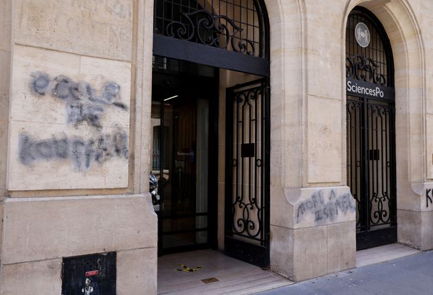 Ce 12 avril, des tags injurieux, dont certains antisémites, ont été découverts sur la façade de Sciences Po Paris, dans le VIIe arrondissement de la capitale.