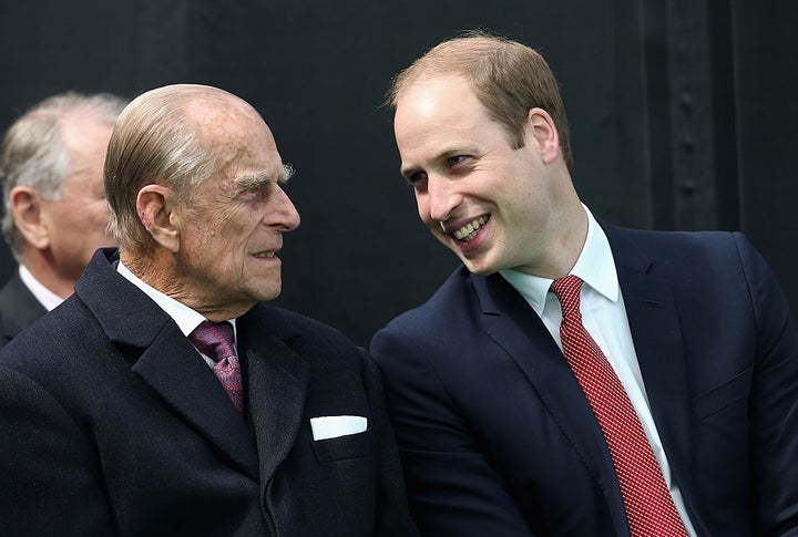 El príncipe Guillermo y el duque de Edimburgo cómplices durante un acto oficial en junio de 2015.