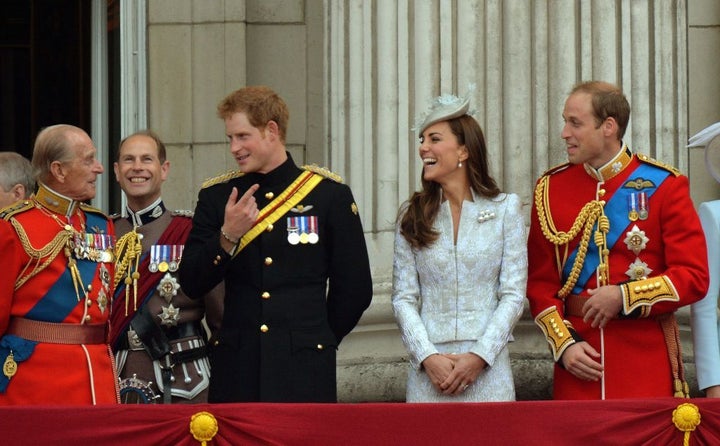 El príncipe Harry y los duques de Cambridge escuchan divertidos al dique de Edimburgo en un acto público.