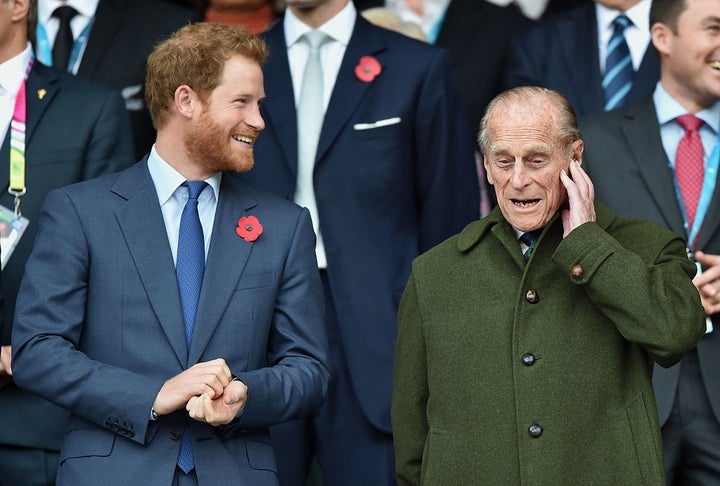 El príncipe Harry junto a su abuelo durante un partido de rugby en 2015.