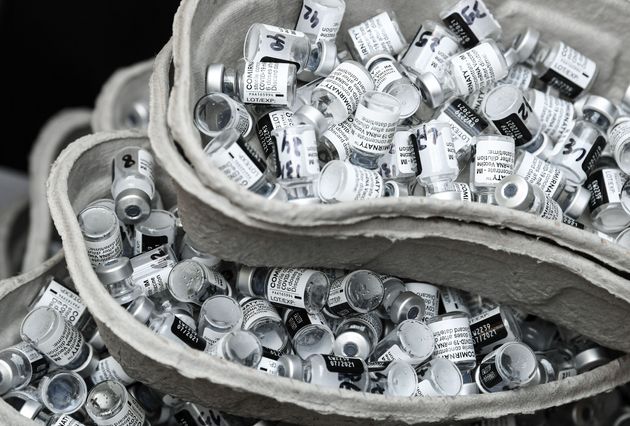 Flacons vide de vaccins Pfizer/BioNTech (Photo ALAIN JOCARD/AFP via Getty Images)