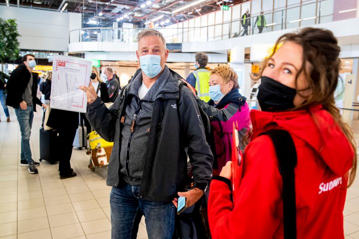 Άμστερνταμ 12 Απριλίου 2021. Τουρίστες που συμμετέχουν στο "τεστ διακοπών" με προορισμό τη Ρόδο, έτοιμοι να αναχωρήσουν για την Ελλάδα, μέσα στα χαμόγελα... (Photo by Patrick van Katwijk/BSR Agency/Getty Images)