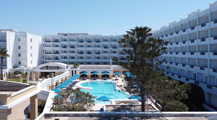 Το ξενοδοχείο Mitsis Grand Hotel Beach όπου φιλοξενούνται 189 Ολλανδοί επισκέπτες σε μία «πρόβα τουρισμού». Picture taken with a drone. REUTERS/Louiza Vradi