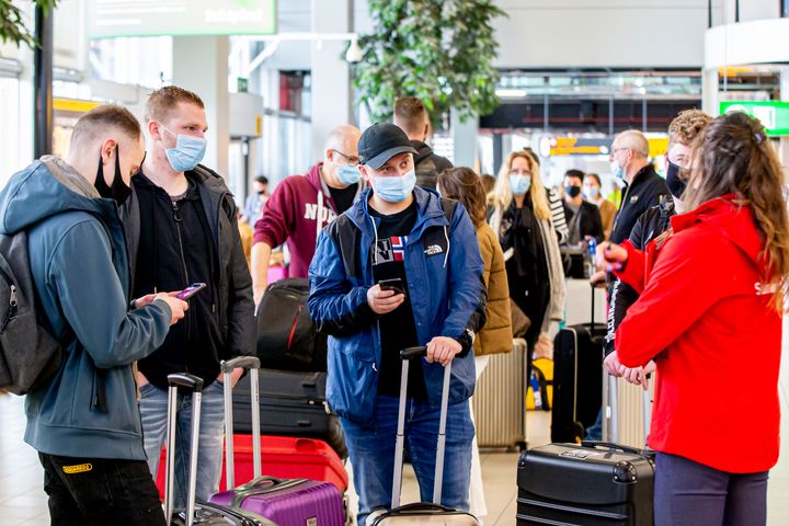 Άμστερνταμ 12 Απριλίου 2021. Τουρίστες που συμμετέχουν στο "τεστ διακοπών" με προορισμό τη Ρόδο, έτοιμοι να αναχωρήσουν για την Ελλάδα. (Photo by Patrick van Katwijk/BSR Agency/Getty Images)