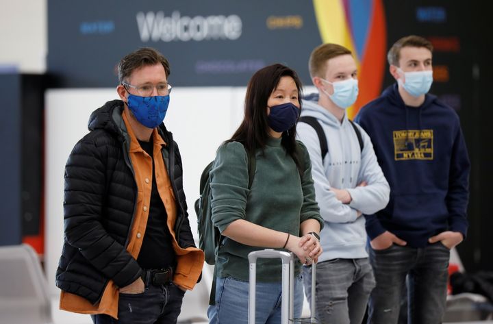 Οι Ολλανδοί τουρίστες για την "πρόβα" μόλις έχουν πατήσει στο αεροδρόμιο της Ρόδου. 12 Απριλίου 2021. REUTERS/Louiza Vradi