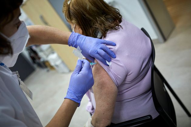 Mujer recibiendo la vacuna contra la