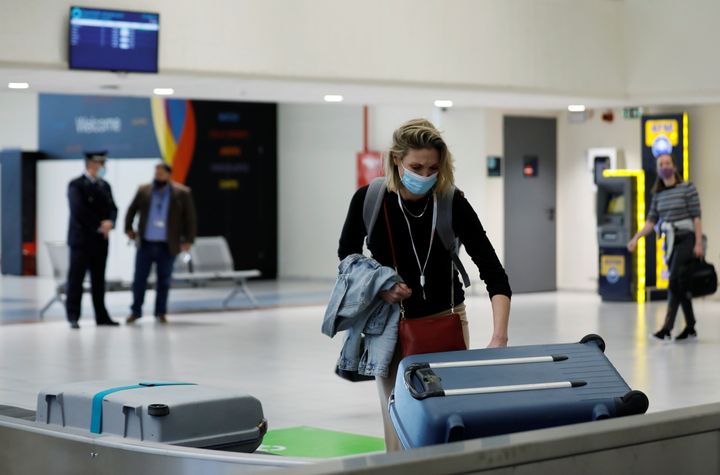 Οι Ολλανδοί τουρίστες για την "πρόβα" μόλις έχουν πατήσει στο αεροδρόμιο της Ρόδου. 12 Απριλίου 2021. REUTERS/Louiza Vradi