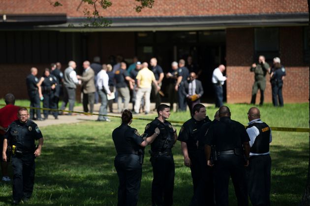 Des policiers devant un lycée de Knoxville, dans le Tennessee aux États-Unis, lieu d'une fusillade le 12 avril 2021.