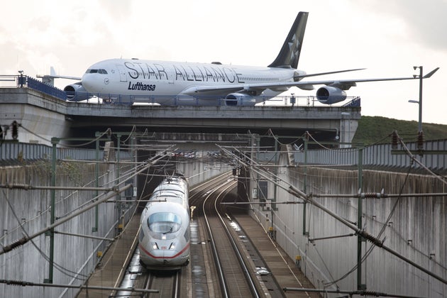 Francia vieta aerei su tratte brevi. Anche in Italia il treno vuole stravincere Francia vieta aerei su tratte brevi. Anche in Italia il treno vuole stravincere