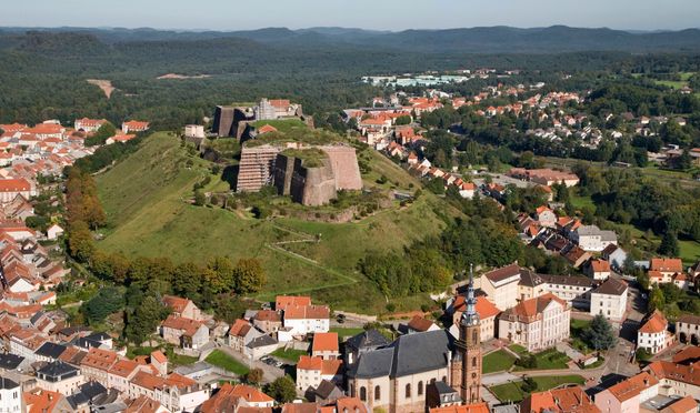 La comune de Bitche, en Moselle, est dominée par une imposante citadelle.