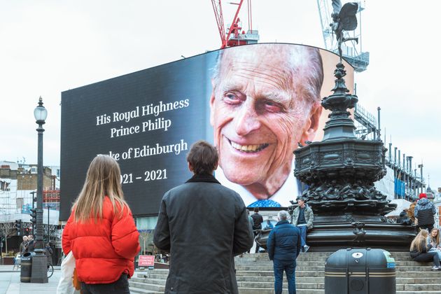 Panneau d'affichage rendant hommage au Prince Philip, à Londres le 10 avril 2021.