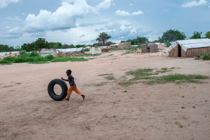 Πρόχειρος καταυλισμός για τους εσωτερικά εκτοπισμένους στην Ματούγκ της Μοζαμβίκης. 