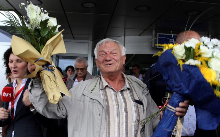 O Σέρβος και πρώην στρατηγός του στρατού της Βοσνίας, Γιοβάν Ντίβιακ με λουλούδια στα χέρια, τα οποία έλαβε από υποστηρικτές του, όταν έμεινε ελεύθερος από την Αυστρία και επέστρεψε στο Σαράγεβο. 29 Απριλίου 2011. REUTERS/Danilo Krstanovic/File Photo