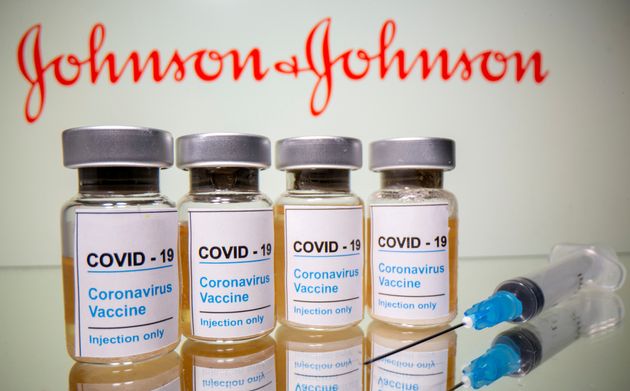 Des flacons de vaccins contre le Covid-19 devant le logo de Johnson &