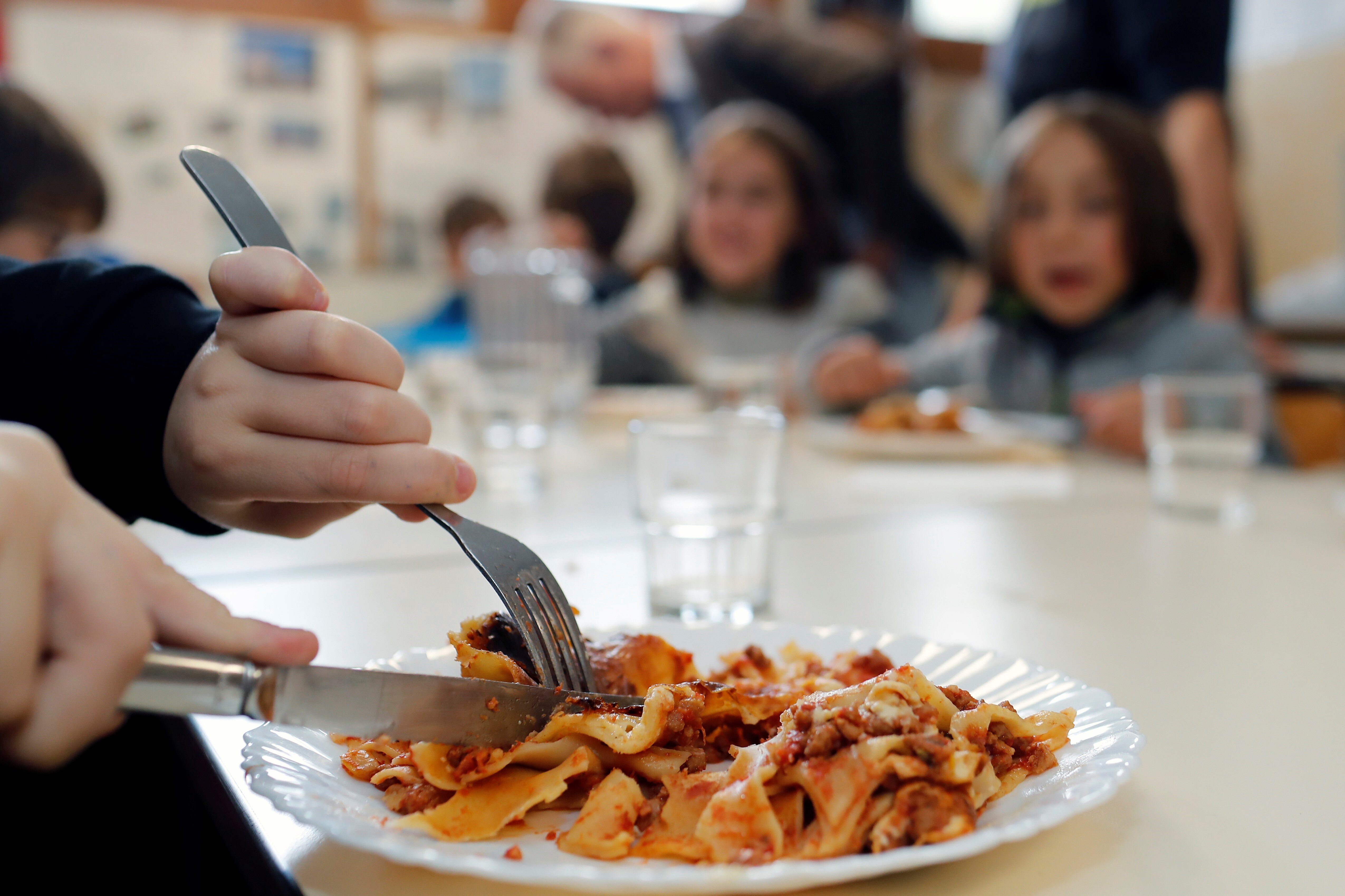 Dans les cantines de Lyon, la viande fera sa rentrée "tous les cinq repas en moyenne"