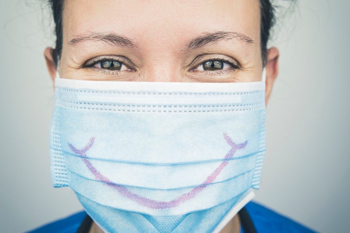 Una doctora con una mascarilla 'feliz'