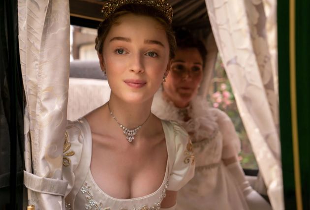 Phoebe Dynevor (au 1er plan), incarne Daphne Bridgerton dans l