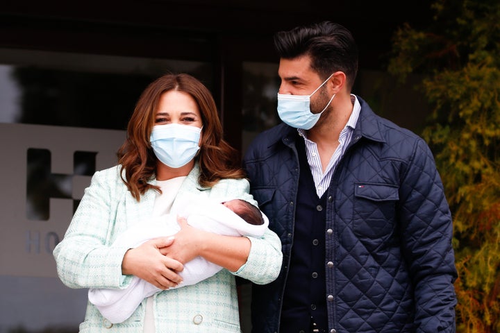 Paula Echevarría y Miguel Torres presentan a su hijo Miguel.