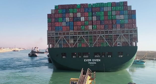 De la fin mars au début du mois d'avril, le porte-conteneurs géant Ever Given a bloqué le canal de Suez, voie maritime cruciale pour l'économie mondiale (photo du 29 mars).