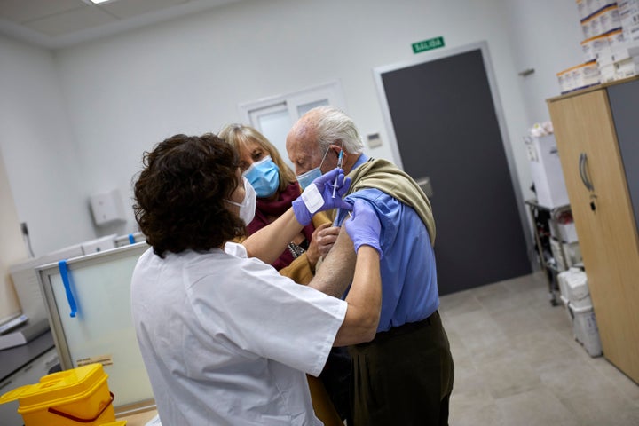 Hombre poniéndose la vacuna contra la COVID-19