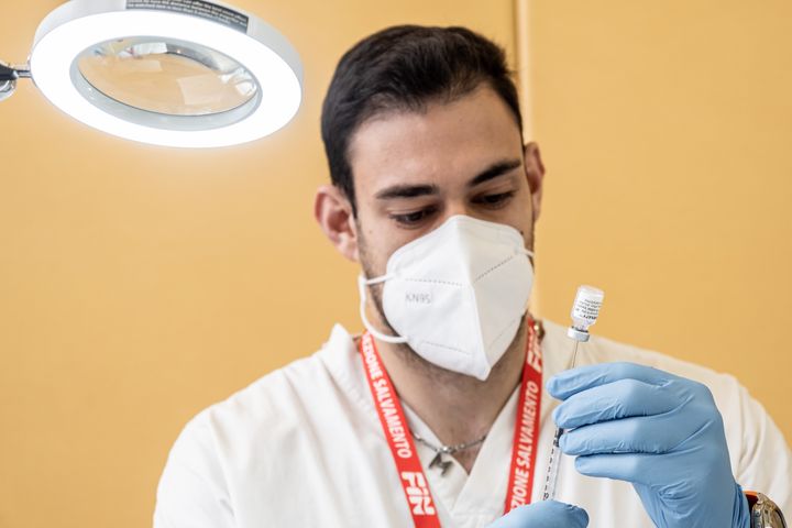 22 Mαρτίου 2021. Νοσηλευτής ετοιμάζει δόση του εμβολίου AstraZeneca. (Photo by Manuel Dorati/Anadolu Agency via Getty Images)