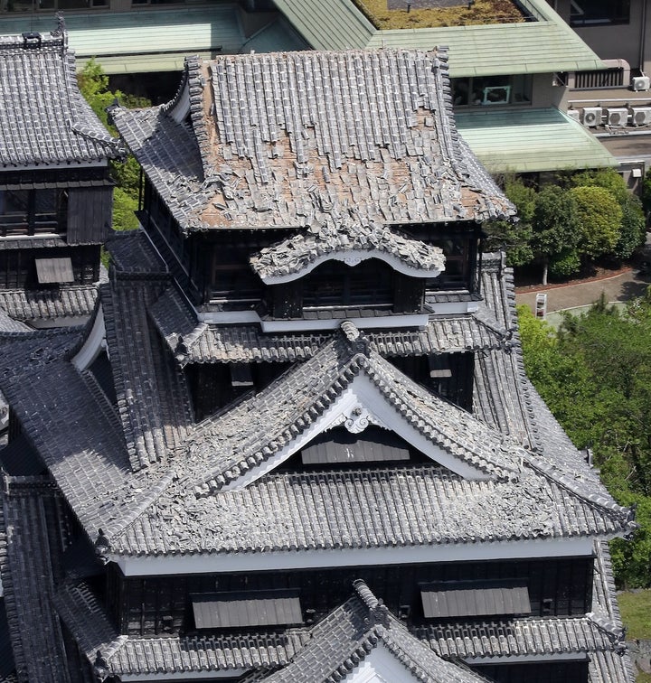 屋根瓦が崩れた熊本城＝熊本市、2016年4月15日撮影