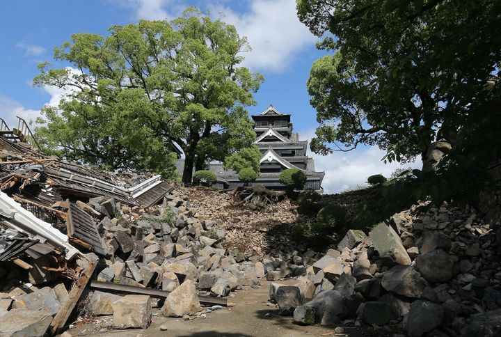 熊本城への道をふさぐ崩れた石垣＝熊本市、2016年5月11日