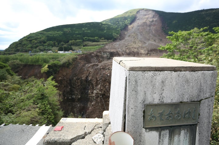 崩落した阿蘇大橋周辺＝熊本県南阿蘇村、2016年5月11日撮影