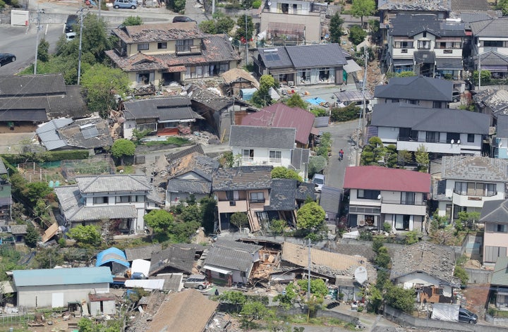 地震で壊れた家屋＝2016年4月15日、熊本県益城町