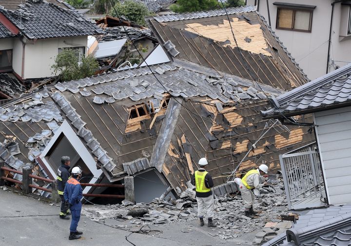 倒壊した家屋＝2016年4月18日撮影、熊本県益城町